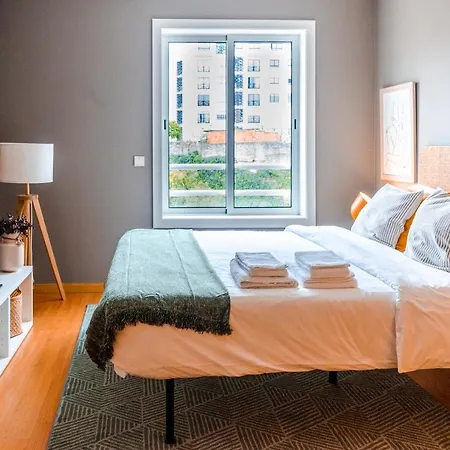 Sunny In The Heart Of Lapa - 5min Walk To Metro!