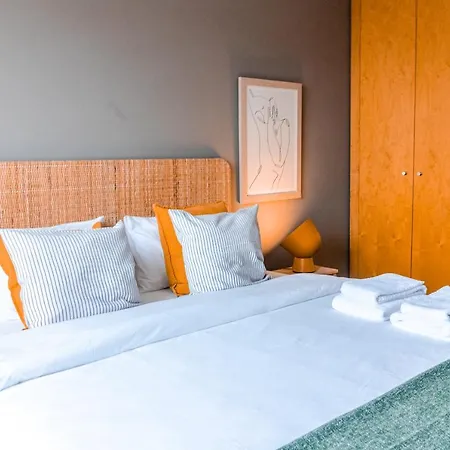 Апартаменты Sunny In The Heart Of Lapa - 5min Walk To Metro!